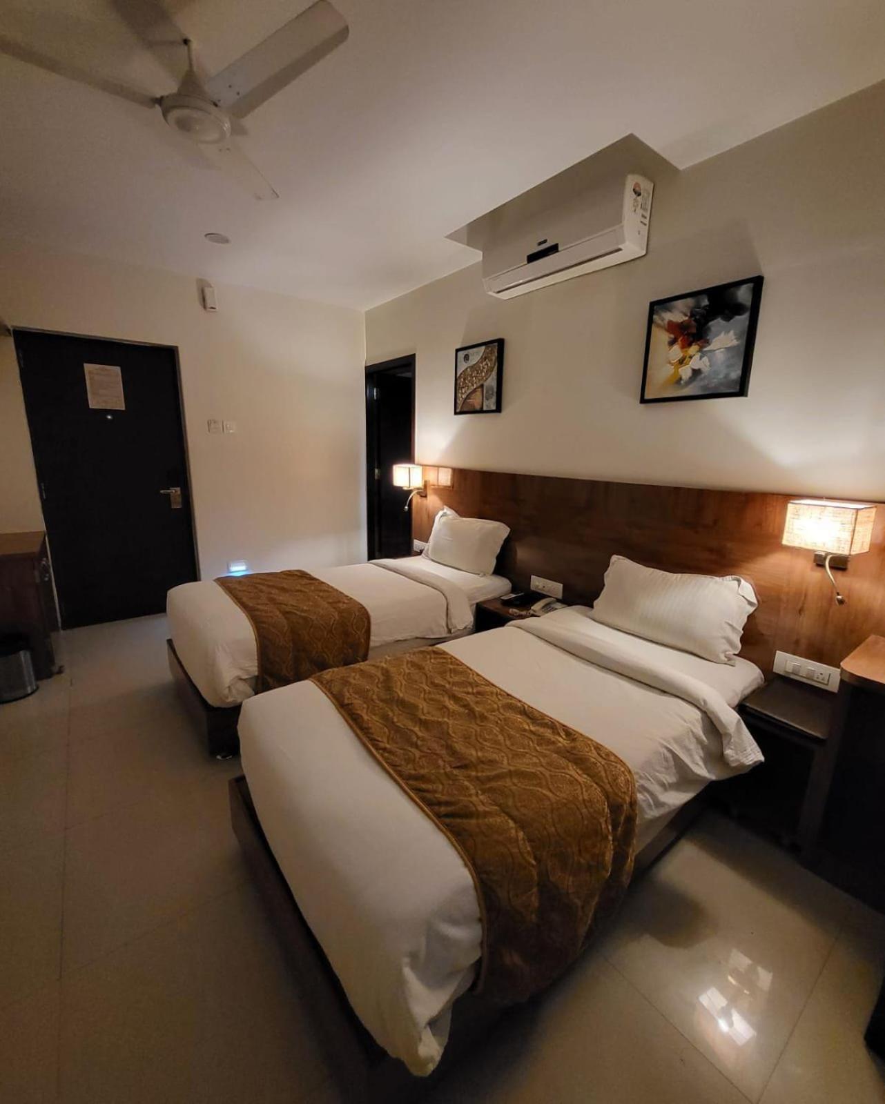 Hotel Sai Jashan Shirdi - Where Blessings & Comfort Meet מראה חיצוני תמונה